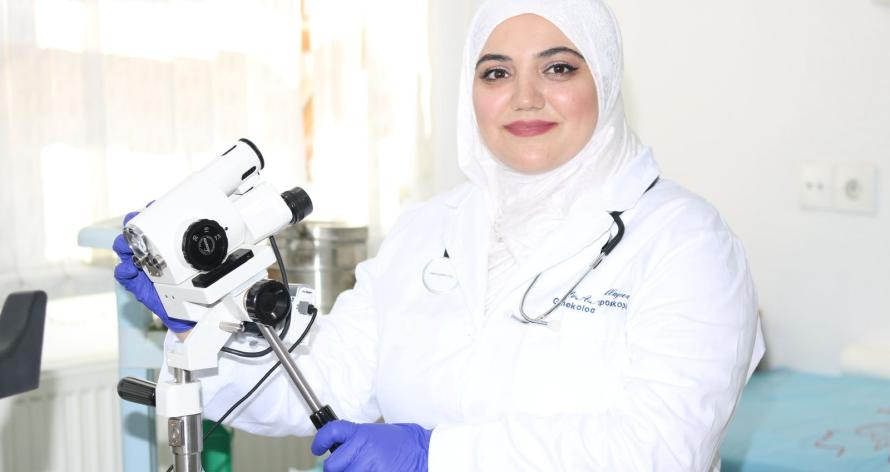 Onkoloq Ginekoloq Dr. Aytən Abdullayeva mikroskop